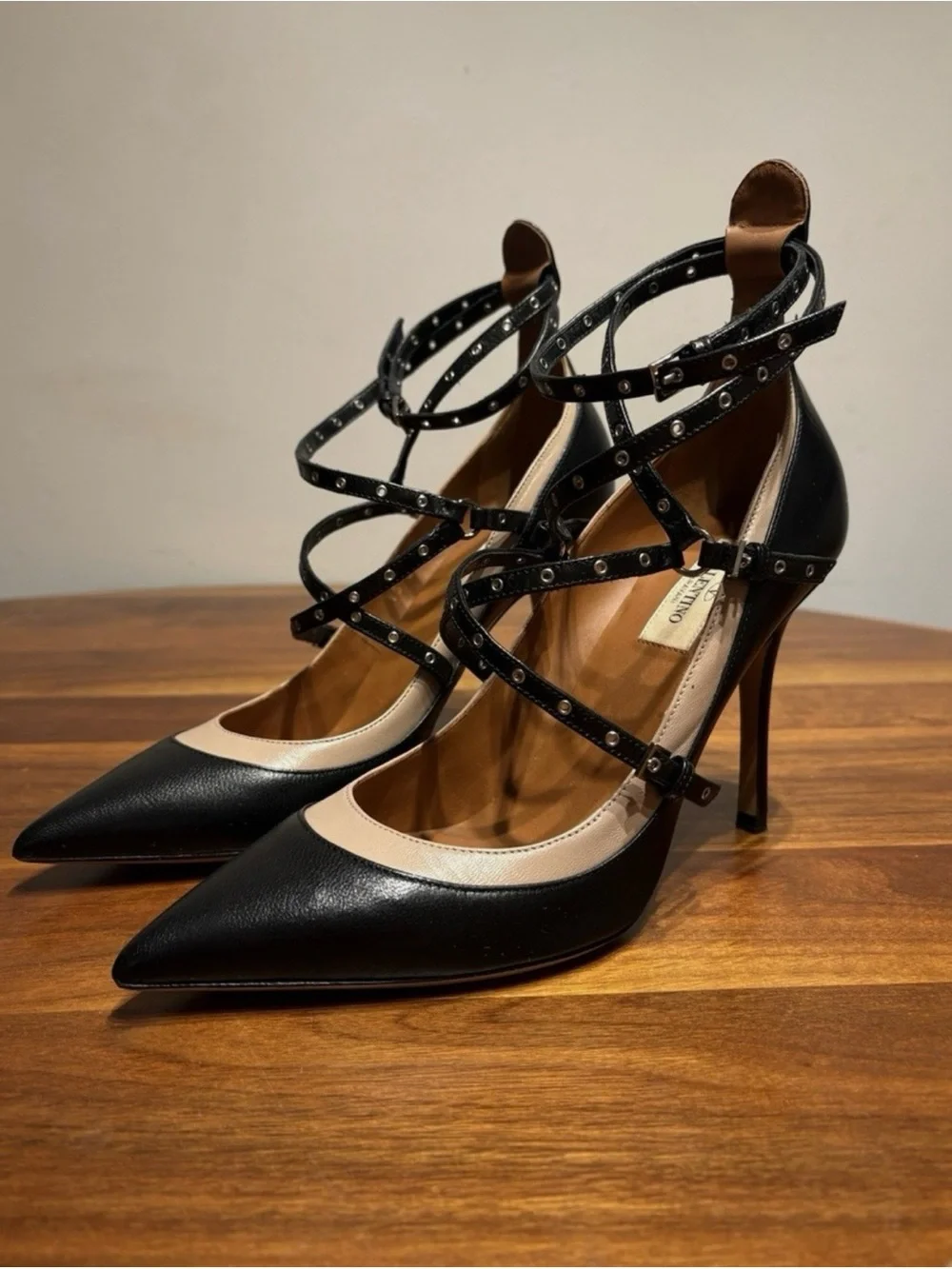 Valentino Garavani Love Latch Pumps Black Nude Leather Pointed Toe Heels EU39